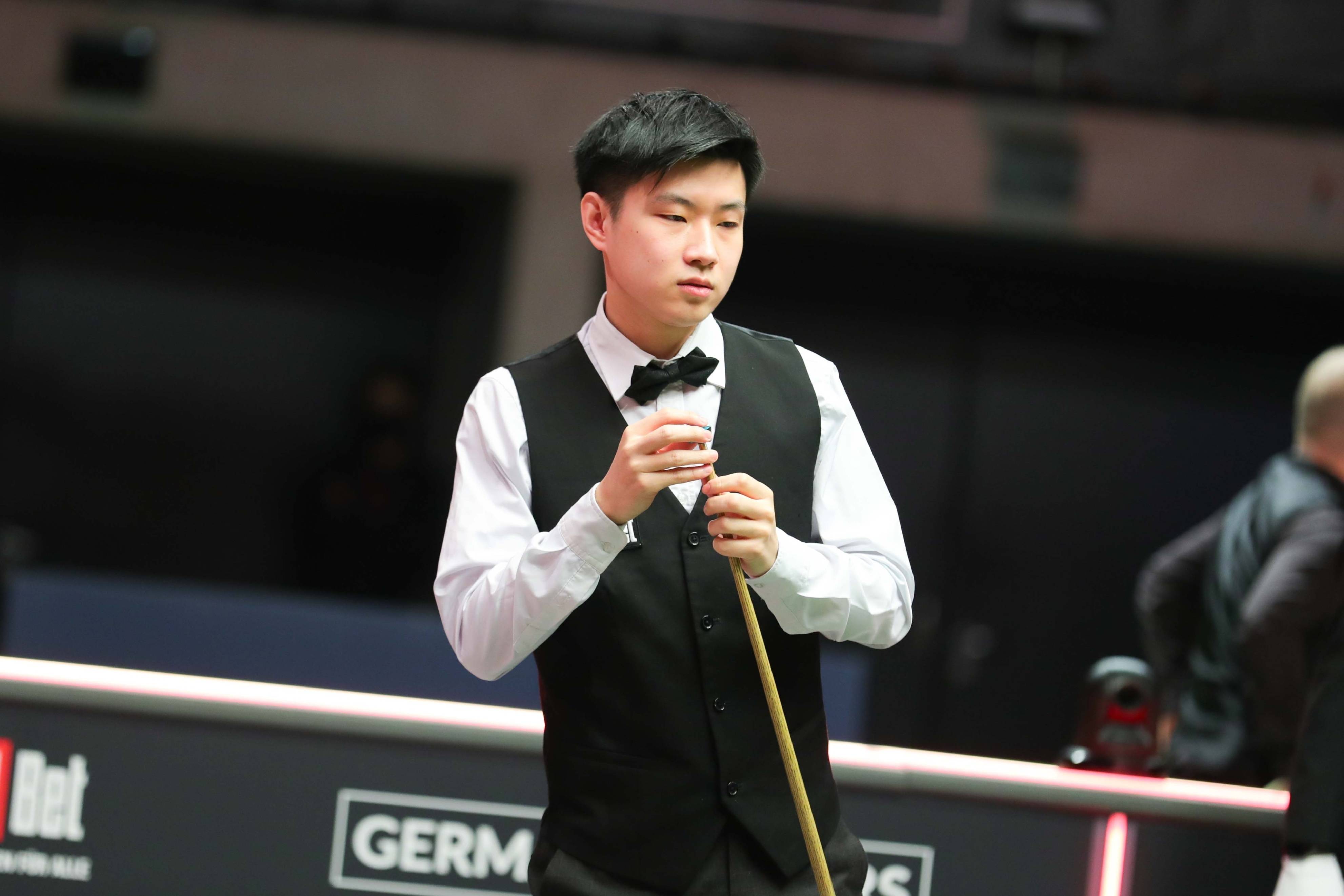 借默契配合 借默契配合